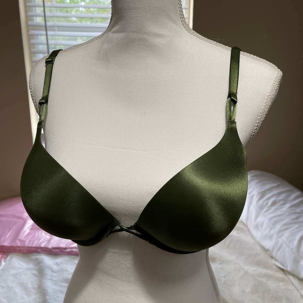 Victoria’s Secret 36C. Bombshell plunge